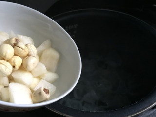 5、银耳百合雪梨汤,等银耳有点浓稠后放入雪梨、莲子