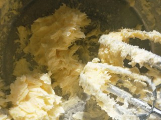 3、奶香卡通饼干,软化好的黄油，用打蛋器打至顺滑