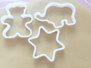 11、奶香卡通饼干,再用模具压出造型