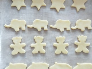 13、奶香卡通饼干,将压好的饼干取出，摆入烤盘