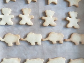 14、奶香卡通饼干,预热好的烤箱160°15分钟即可