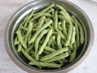 2、酱香干煸豆角,豆角去丝去头,掰成小段,洗净沥干水分。