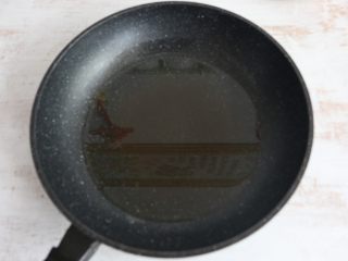 4、酱香干煸豆角,锅内多倒一些油,是平时炒菜量的3倍。