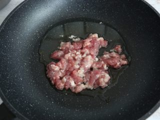 7、酱香干煸豆角,锅内留底油,放入瘦肉馅翻炒。