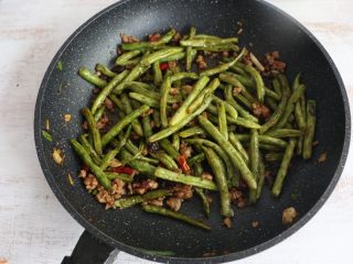 12、酱香干煸豆角,翻炒均匀,即可出锅了。