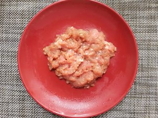 1、山药瘦肉粥,提前备肉末 我一般都是腌制一晚上