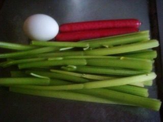 1、西芹火腿粥,芹菜、鸡蛋、火腿肠