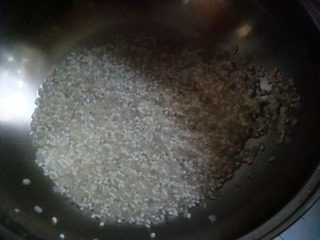 2、西芹火腿粥,先把大米、糯米洗净