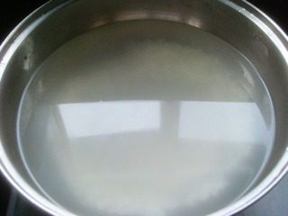 3、西芹火腿粥,锅里放足量水，把米倒入锅中