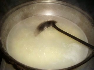 5、西芹火腿粥,转小火煮25分钟