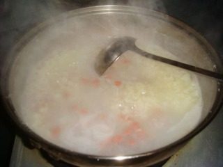 8、西芹火腿粥,把火腿丁放入锅中搅匀