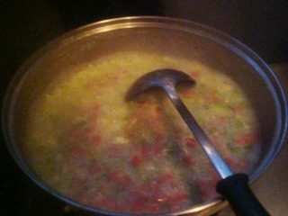 11、西芹火腿粥,鸡蛋磕到碗里，搅匀倒入慢慢倒入锅中