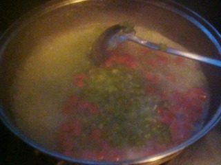 10、西芹火腿粥,把芹菜末放入锅中，用勺子搅匀