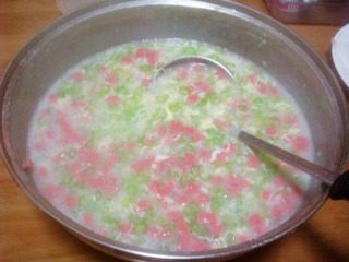 12、西芹火腿粥,开锅后加盐、胡椒粉、味精调匀即可