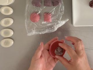 8、冰皮月饼,放入馅料。