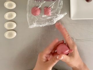 9、冰皮月饼,利用虎口收拢成形。