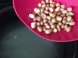 1、蔬菜粥,花生米可以和米一起放