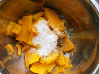 3、南瓜饼,160g蒸熟的南瓜，放20g白糖。