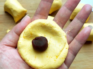 9、南瓜饼,包上豆沙。