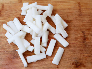 2、香辣孜然火腿肠炒年糕,年糕切成小条状