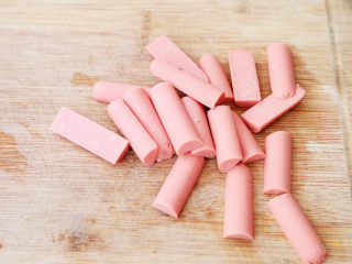 3、香辣孜然火腿肠炒年糕,火腿肠去除包装，切成寸段，再对半切开