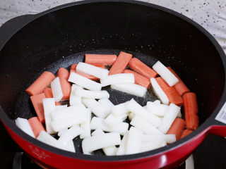 6、香辣孜然火腿肠炒年糕,加入年糕