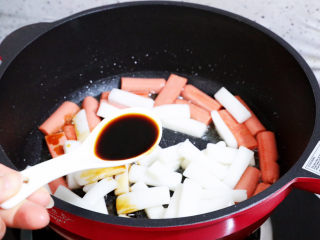 7、香辣孜然火腿肠炒年糕,加入生抽