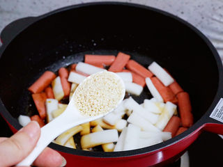 9、香辣孜然火腿肠炒年糕,加入白芝麻