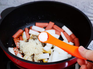 12、香辣孜然火腿肠炒年糕,加入盐