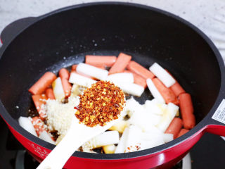 10、香辣孜然火腿肠炒年糕,加入辣椒面