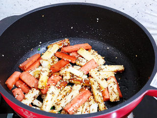 13、香辣孜然火腿肠炒年糕,翻炒均匀