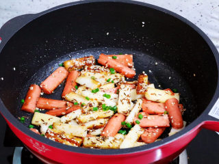 14、香辣孜然火腿肠炒年糕,出锅前撒上葱花即可