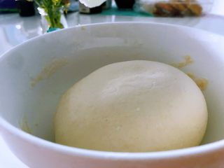 2、韭菜盒子,容器中放入一碗普通面粉，用80度左右热水搅成面絮，稍微放凉点，用手揉成面团，这个面团要柔软不能太硬了，盆光手光面光时，盖上保鲜膜醒20分钟。