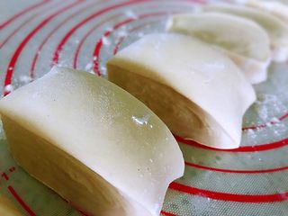 5、韭菜盒子,面团从容器中拿出来案板上揉匀，分割成大小均匀的剂子。