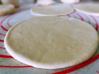 6、韭菜盒子,擀成圆形面饼，面饼不要太厚，三下五除二全部擀完，放一边，包的时候方便。