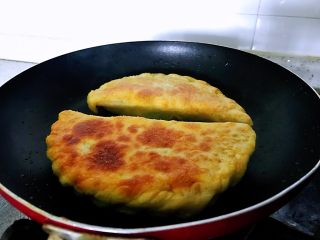 10、韭菜盒子,翻面烙至另一面金黄即可。