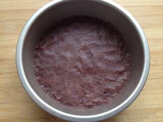 8、重阳糕,取出后在上面铺一层红豆沙