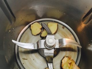 11、糖醋小排,这是爆香后的姜片。