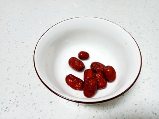 2、小米梨粥,红枣准备好