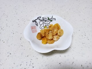 4、小米梨粥,桂圆干准备好