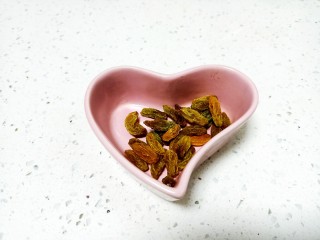 5、小米梨粥,葡萄干准备好