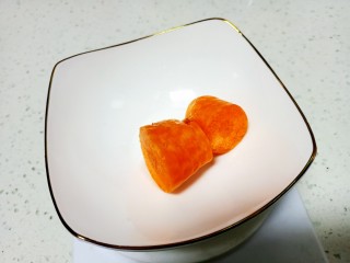 7、小米梨粥,胡萝卜洗净切滚刀块