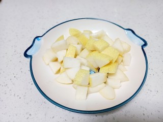 8、小米梨粥,梨洗净切小块