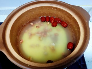 9、小米梨粥,锅中放入适量清水,放入花生、小米、红枣