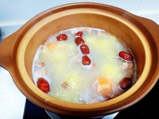 10、小米梨粥,大火煮开转小火,放入山药、胡萝卜、桂圆干