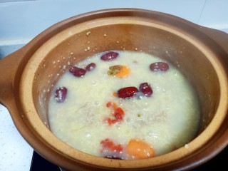 12、小米梨粥,放入葡萄干、枸杞