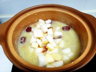 13、小米梨粥,放入梨