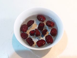 2、枣香玉米烙,加入适量温水泡发15分钟