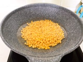 7、枣香玉米烙,把甜糯玉米粒放入锅里煮15分钟