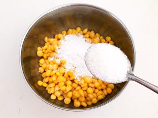 11、枣香玉米烙,加入白砂糖